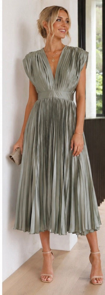 Ivy & Grace™ | Timeless Pleated Midi Dress